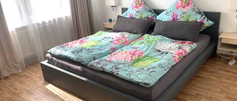 2 dormitorios, escritorio, tabla de planchar con plancha y cuna de viaje