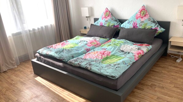 2 Schlafzimmer, Schreibtisch, Bügeleisen/Bügelbrett, Reisekinderbett