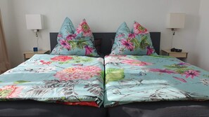 2 Schlafzimmer, Schreibtisch, Bügeleisen/Bügelbrett, Reisekinderbett