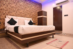 Deluxe Double Room | Egyptian cotton sheets, premium bedding, desk, laptop workspace