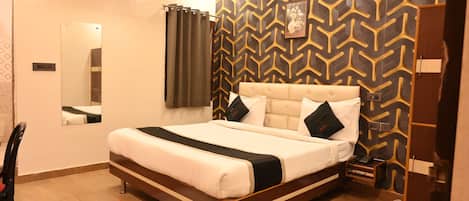 Deluxe Room | Egyptian cotton sheets, premium bedding, desk, laptop workspace