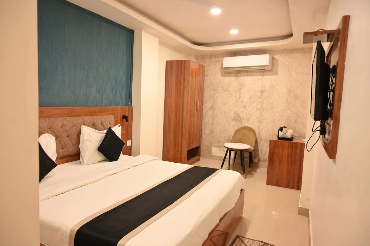 Deluxe Double Room | Egyptian cotton sheets, premium bedding, desk, laptop workspace