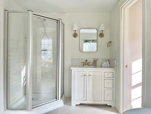 Shower, hair dryer, bidet, towels - Classic New England Waterfront House Big Lawn Beautiful Sunrise (Harpswell)