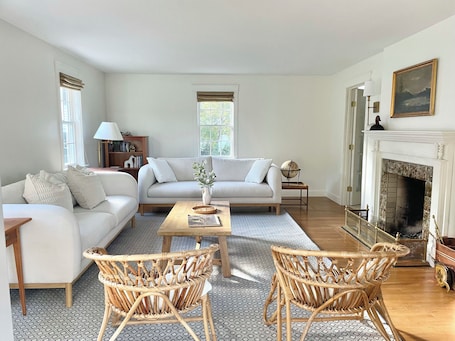 Wohnbereich. Classic New England Waterfront House Big Lawn Beautiful Sunrise