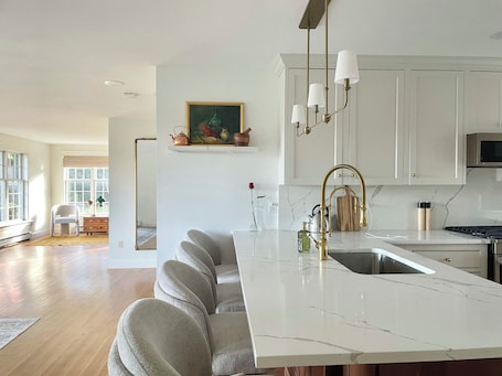 Eigene Küche. Classic New England Waterfront House Big Lawn Beautiful Sunrise