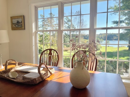 Speisen. Classic New England Waterfront House Big Lawn Beautiful Sunrise