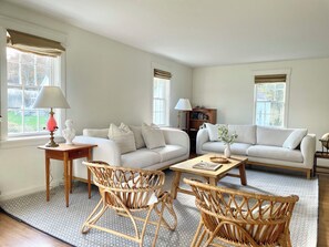 Living area - Classic New England Waterfront House Big Lawn Beautiful Sunrise (Harpswell)