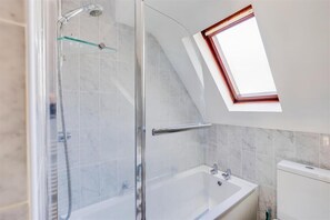 Haartrockner, Handtücher, Seife, Toilettenpapier