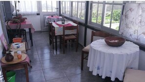 Dining - HOLIDAY HOME EMBLEM (El Roque)