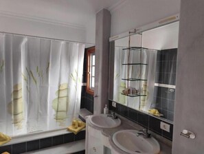 Dusche, Haartrockner, Bidet, Handtücher