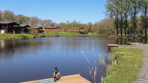 Eine Ente auf einem hölzernen Steg, mit einem Schild, auf dem 'Private Fishing' steht.