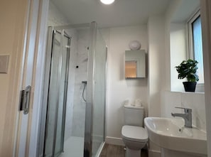 Sèche-cheveux, serviettes fournies, savon, papier toilette