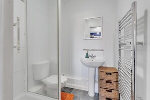 Hiustenkuivaaja, pyyhkeet, saippua, vessapaperi