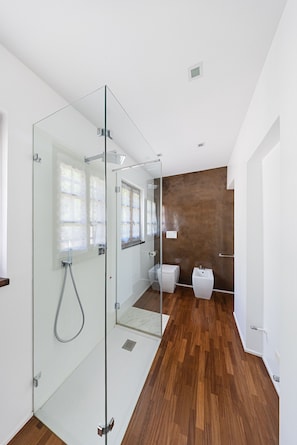 Shower, hair dryer, bidet, towels - Villa Mariavittoria with private pool (Gardone Riviera)