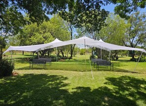 Property grounds - Beautiful 3-bedroom farmhouse in Akasia, Pretoria, with WiFi, AC, swimming pool (Akasia)