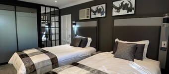 Beautiful 3-bedroom farmhouse in Akasia, Pretoria, with WiFi, AC, swimming pool