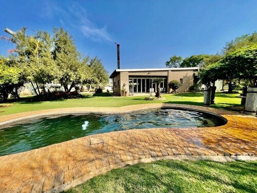 Beautiful 3-bedroom farmhouse in Akasia, Pretoria, with WiFi, AC, swimming pool