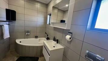 淋浴设施、吹风机、毛巾、肥皂