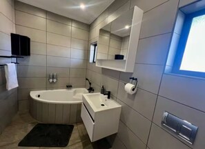 Douche, séchoir à cheveux, serviettes fournies, savon