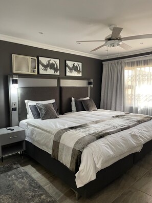 3 bedrooms, iron/ironing board, WiFi, bed sheets - Beautiful 3-bedroom farmhouse in Akasia, Pretoria, with WiFi, AC, swimming pool (Akasia)
