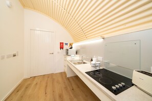 Refrigerador, microondas, parrilla de estufa y tostadora