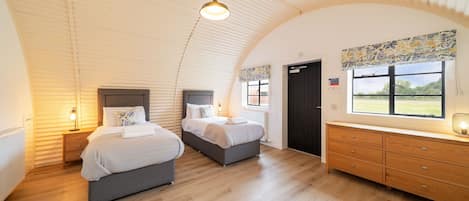Een strijkplank/strijkijzer, reisbedje, gratis wifi, beddengoed