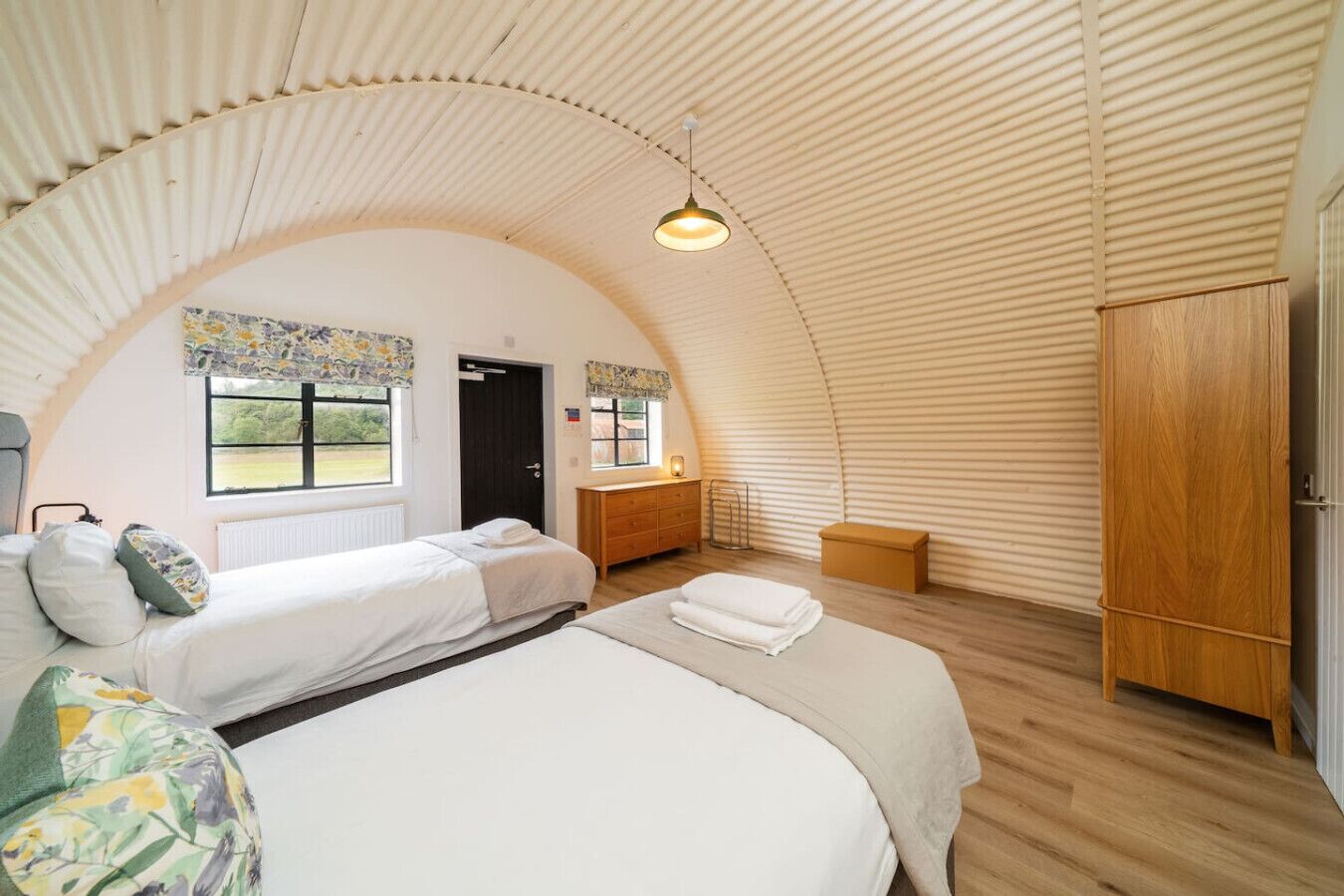 Escrivaninha, ferros/tábuas de passar roupa, berço de viagem