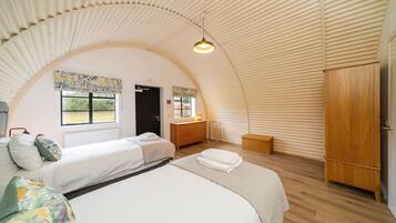 Escrivaninha, ferros/tábuas de passar roupa, berço de viagem