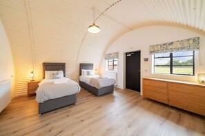 Desk, iron/ironing board, travel cot, free WiFi - Cultybraggan Hut 38 - Accessible (Cultybraggan Camp, Comrie)