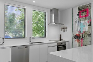 Køleskab, mikrobølgeovn, ovn, kogeplade