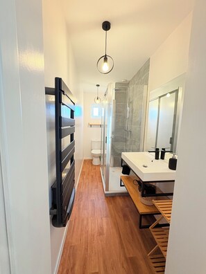 Bruser, hårtørrer, håndklæder, Toiletpapir