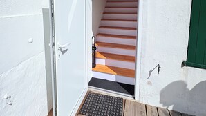 A white door leading to a wooden staircase. - Biarritz near Côte des Basques - T2 renovated (Biarritz)