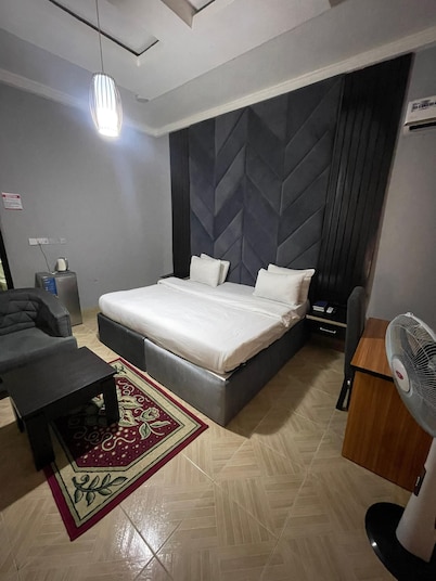 DE ROSS HOTEL & SUITES