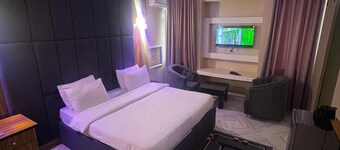 DE ROSS HOTEL & SUITES