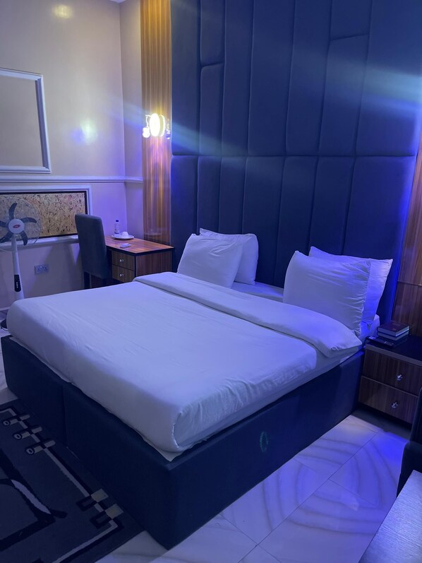 Studio Economy, quang cảnh thành phố | Bàn, khu vực làm việc phù hợp cho laptop