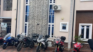 Ein Gebäude mit vielen Fenstern und einem Fliesenboden.
