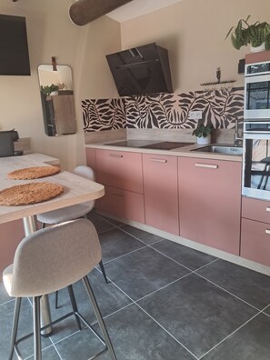 Micro-ondes, four, plaque de cuisson, lave-vaisselle