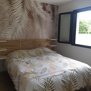 3 habitaciones, tabla de planchar con plancha y cuna de viaje 