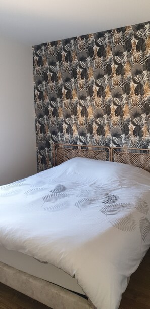 Iron/ironing board, travel crib, free WiFi
