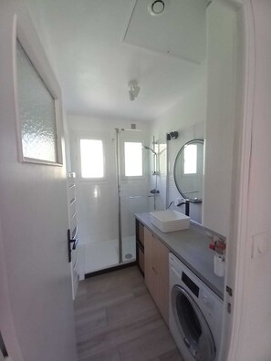 Toallas, jabón, papel de baño 