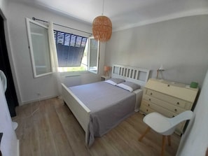 3 bedrooms, desk, iron/ironing board, free WiFi