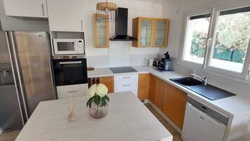 Een koelkast, een microgolfoven, een oven, een kookplaat