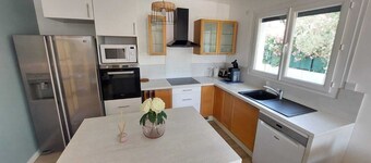 1.5 km from "plage de la Garde" Top of Villa with private garden and barbecue area