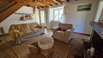 Fernseher, Kamin, BĂŒcher