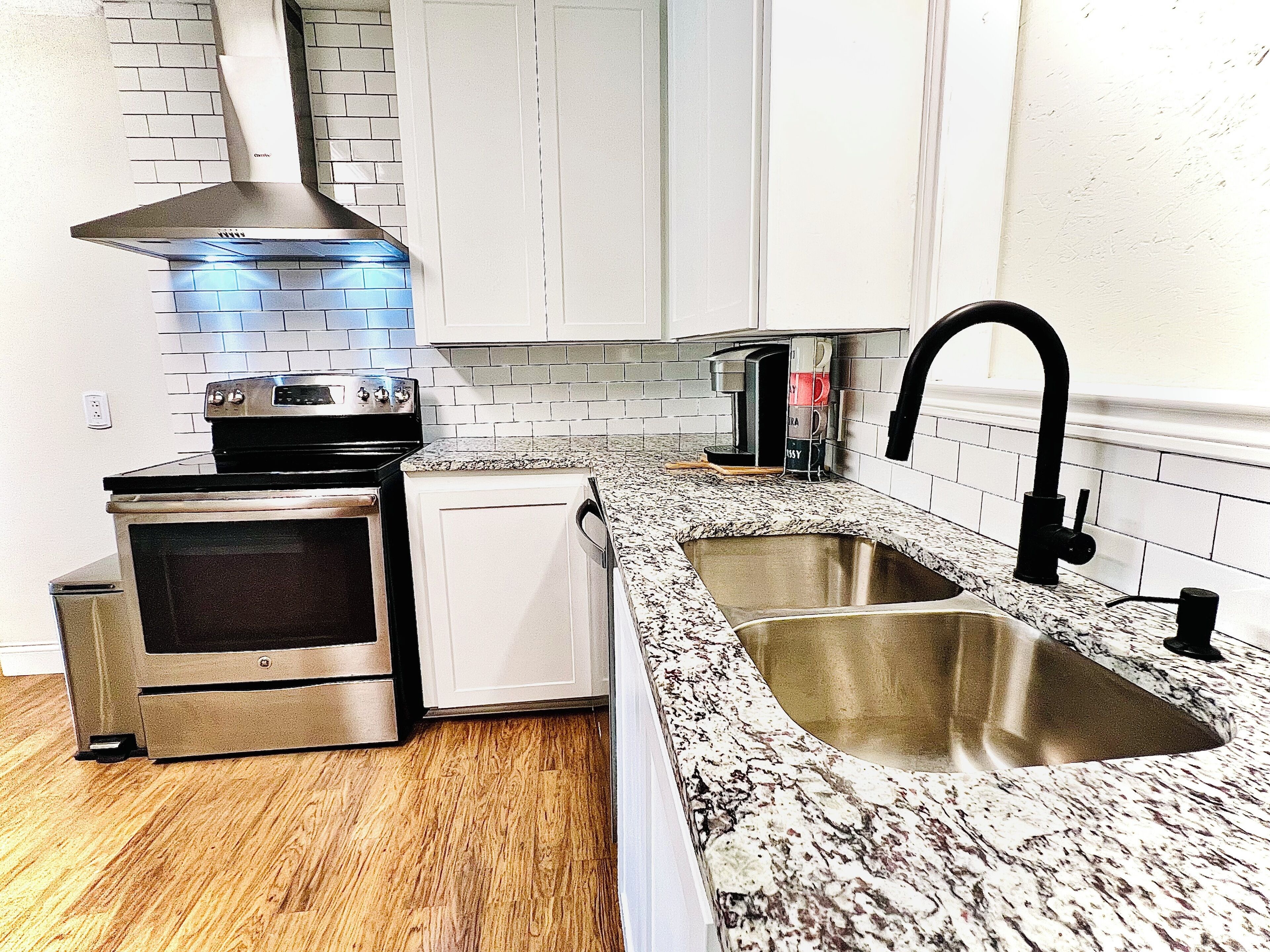 Mikrobølgeovn, ovn, kokeplater og oppvaskmaskin