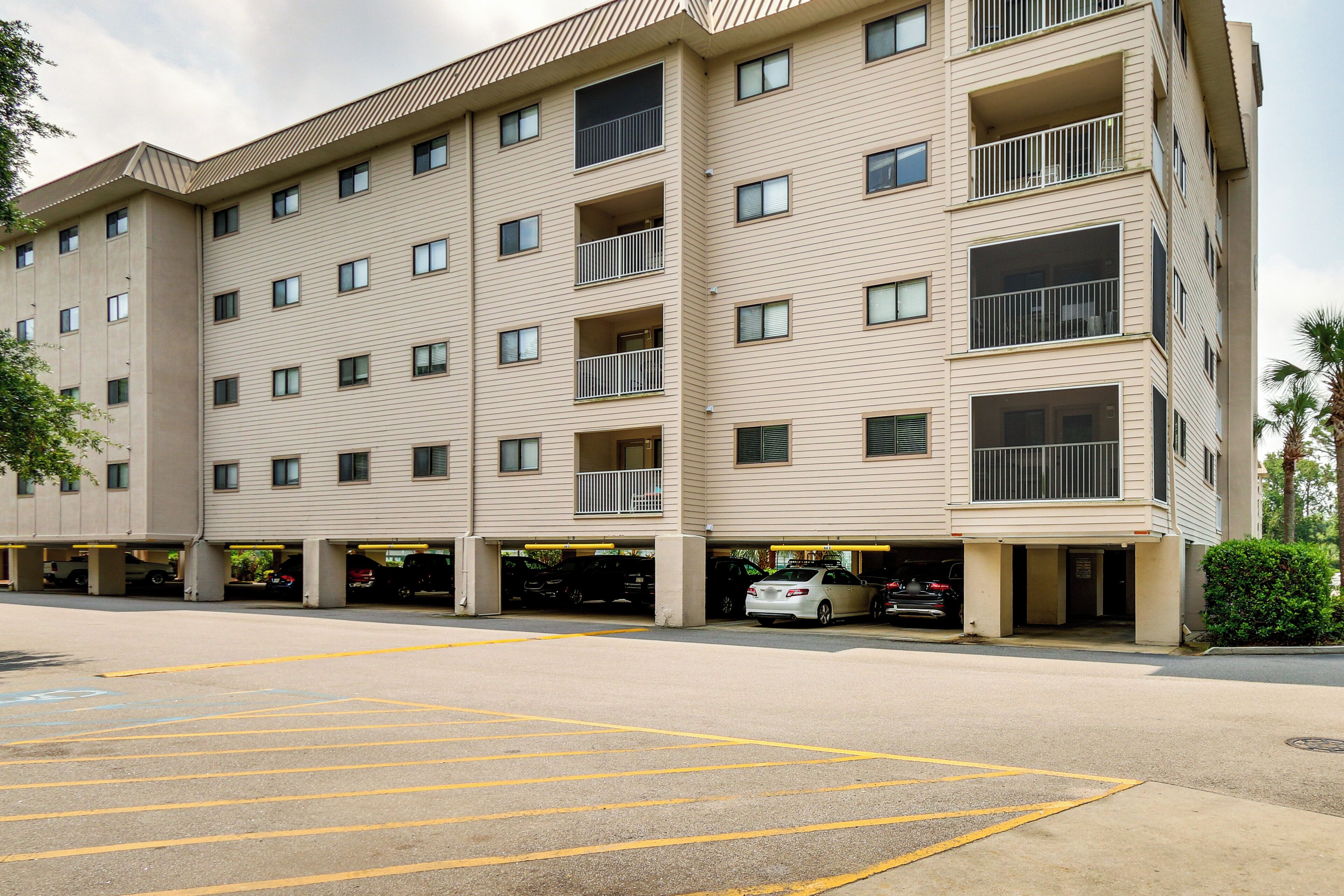 Ett hotell med flera våningar, ett parkeringsgarage och flera balkonger.