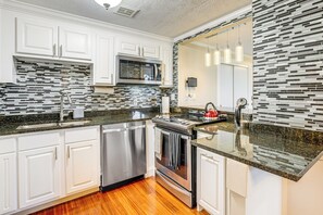 Interior - 1 Mi to Millyard District: Unit w/ Furnished Porch (Manchester)