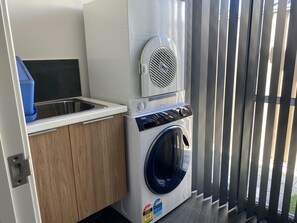 Family House - Canning Vale Family Accommodation (Canning Vale)