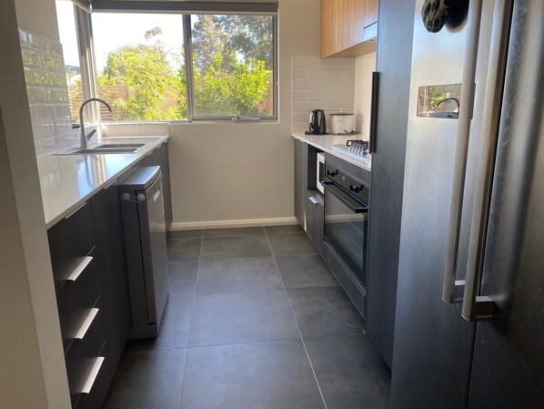 Family House | Private kitchen - Canning Vale Family Accommodation (Canning Vale)