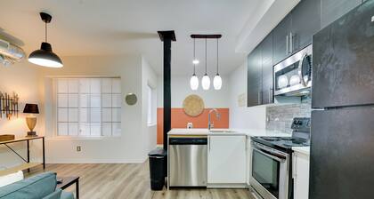 Walk to Eateries: Sleek Urban Getaway in Detroit!